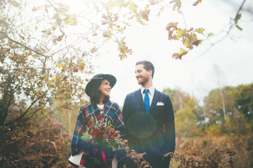 The Quirky - Une seance en couple folk et colorée dans les sous-bois - La mariée aux pieds nus