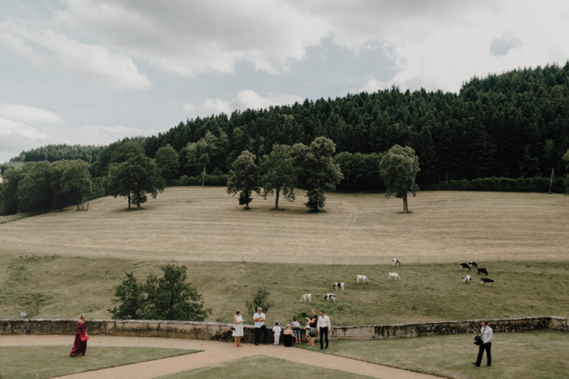 Un mariage champêtre au château de Pramenoux près de Lyon - à découvrir sur www.lamarieeauxpiedsnus.com - Photos : You Made My day