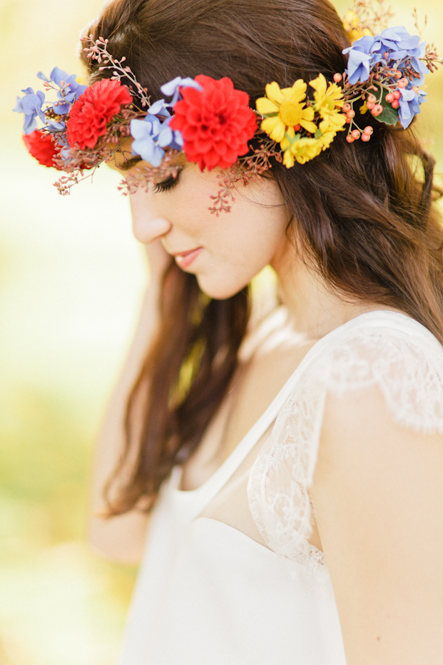 Xavier Navarro - Shooting inspiration - Mariage rustic rouge, bleu, jaune - La mariée aux pieds nus