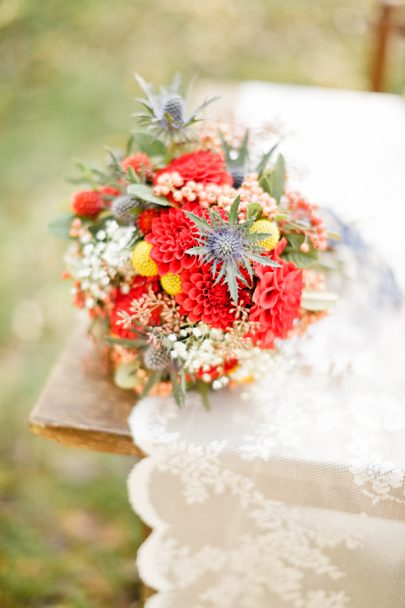 Xavier Navarro - Shooting inspiration - Mariage rustic rouge, bleu, jaune - La mariée aux pieds nus